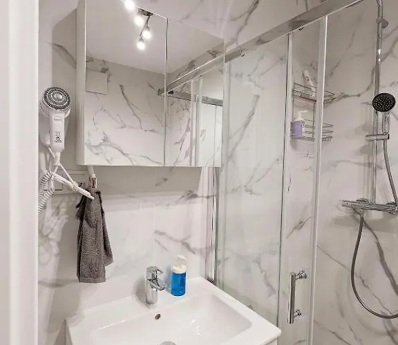 West Modern Apartment *